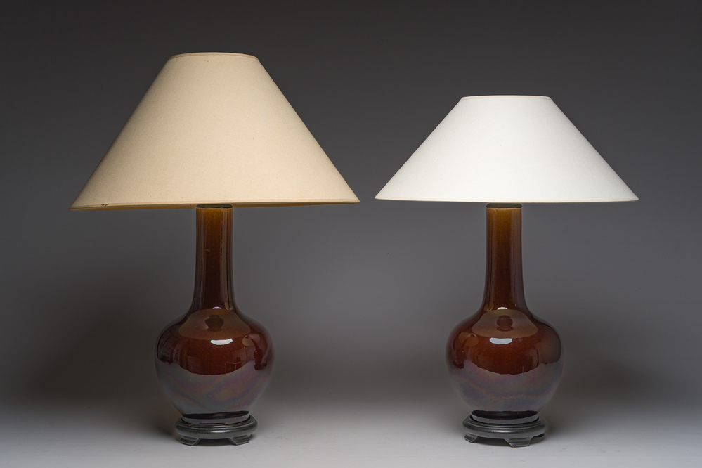 Paire de vases de forme bouteille en porcelaine &agrave; &eacute;mail flamb&eacute; mont&eacute;s en lampe, Chine, 20&egrave;me si&egrave;cle