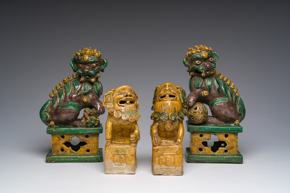 Deux paires de sculptures de lions bouddhistes en gr&egrave;s &eacute;maill&eacute; sancai, Chine, 19&egrave;me si&egrave;cle