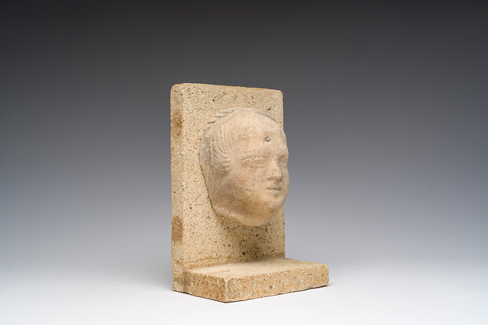 T&ecirc;te d'un jeune homme en pierre sculpt&eacute;, &eacute;poque romaine, probablement 2&egrave;me/5&egrave;me si&egrave;cle