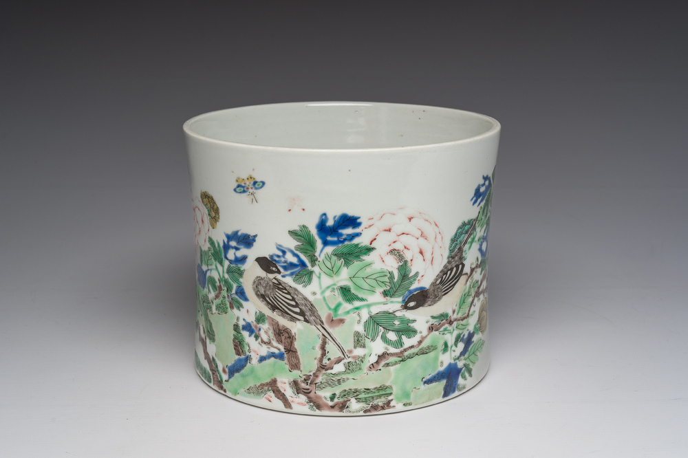 Grand pot &agrave; pinceaux en porcelaine de Chine famille verte &agrave; d&eacute;cor d'oiseaux sur branches fleuries et de papillons, Chine, 20&egrave;me si&egrave;cle