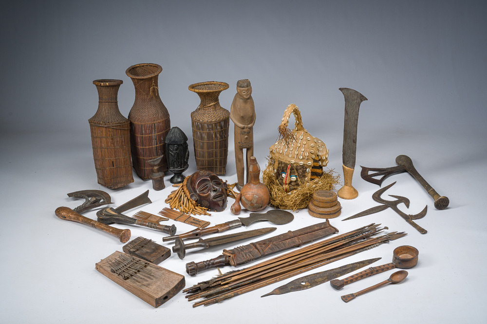Vaste collection d'objets africains, e.a. des masques, des armes, des r&eacute;cipients et des ustensiles, 20&egrave;me si&egrave;cle