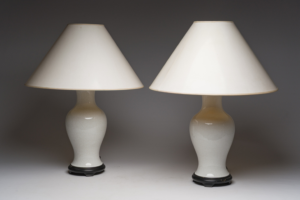 Paire de vases en porcelaine de Chine blanche monochrome craquel&eacute;e mont&eacute;s en lampe, 20&egrave;me si&egrave;cle
