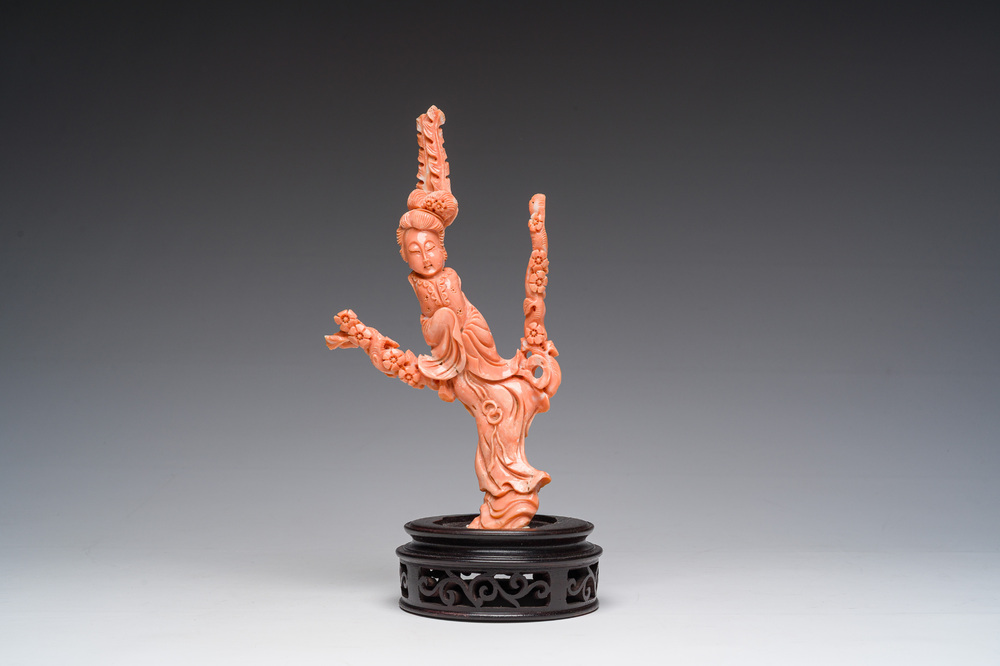 Guanyin en corail rouge sculpt&eacute;, Chine, 19&egrave;me/20&egrave;me si&egrave;cle