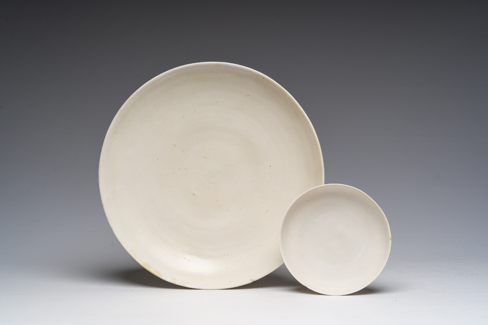 Deux assiettes en porcelaine blanche monochrome de Chine venant de l'&eacute;pave Vung Tao, Kangxi, vers 1690