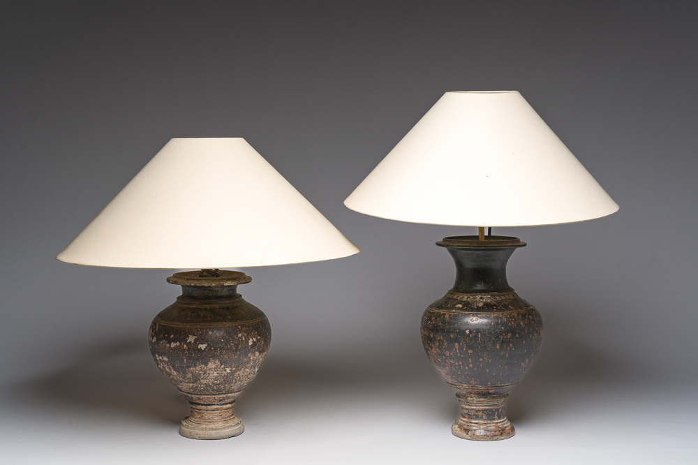 Deux vases en gr&egrave;s &agrave; gla&ccedil;ure brune-noire mont&eacute;s en lampe, Khmer, Cambodge, 12&egrave;me/13&egrave;me si&egrave;cle