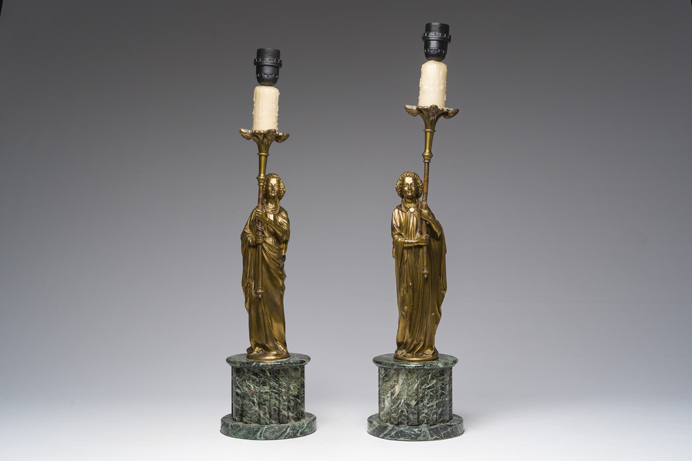 Paire de figures de style n&eacute;o-gothique en bronze dor&eacute; sur un socle en marbre vert de mer transform&eacute;es en chandeliers, France, vers 1900