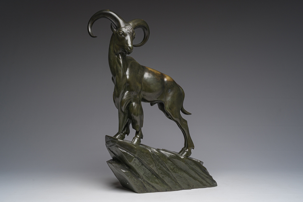 Raymond de Meester de Betzenbroeck (1904-1995): Un mouflon sur un rocher, bronze &agrave; patine verte