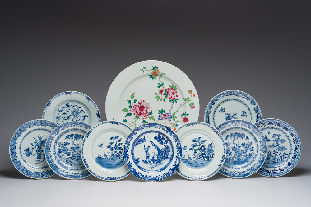 Neuf assiettes en porcelaine de Chine bleu et blanc et un plat famille rose &agrave; d&eacute;cor floral, Qianlong
