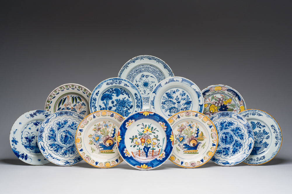 Douze assiettes et plats en fa&iuml;ence de Delft en bleu et blanc et polychrome &agrave; d&eacute;cor floral, 18&egrave;me si&egrave;cle