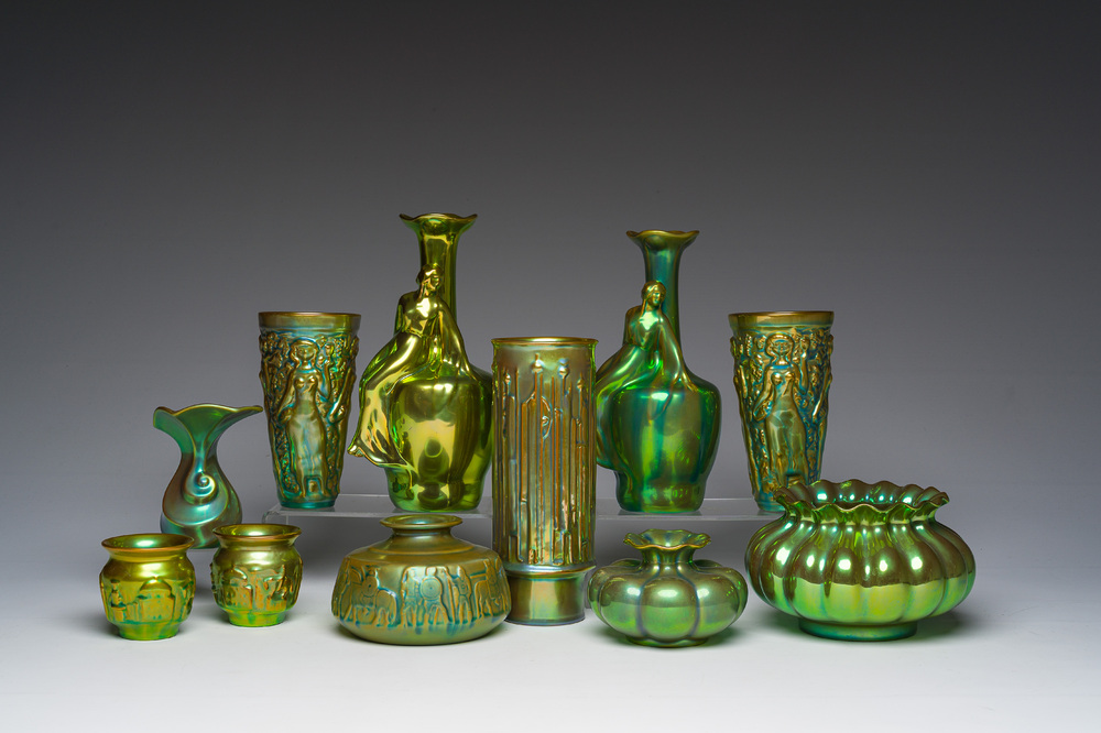 Onze vases et bols &agrave; gla&ccedil;ure &eacute;osine &agrave; d&eacute;cor en relief, Zsolnay Pecs, Hongrie, 20&egrave;me si&egrave;cle