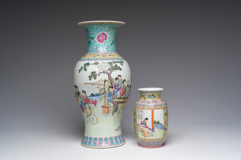 Deux vases en porcelaine de Chine famille rose &agrave; d&eacute;cor de dames se relaxant dans un jardin de palais, marque de Qianlong, R&eacute;publique, 20&egrave;me si&egrave;cle