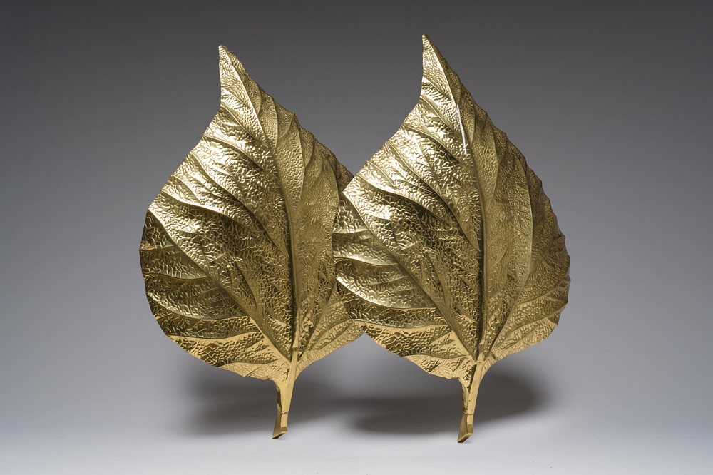 Tommaso Barbi (1944-2015): Paire d'appliques murales en cuivre dor&eacute; &agrave; point lumineux unique en forme de feuille, Italie, ann&eacute;es 1970