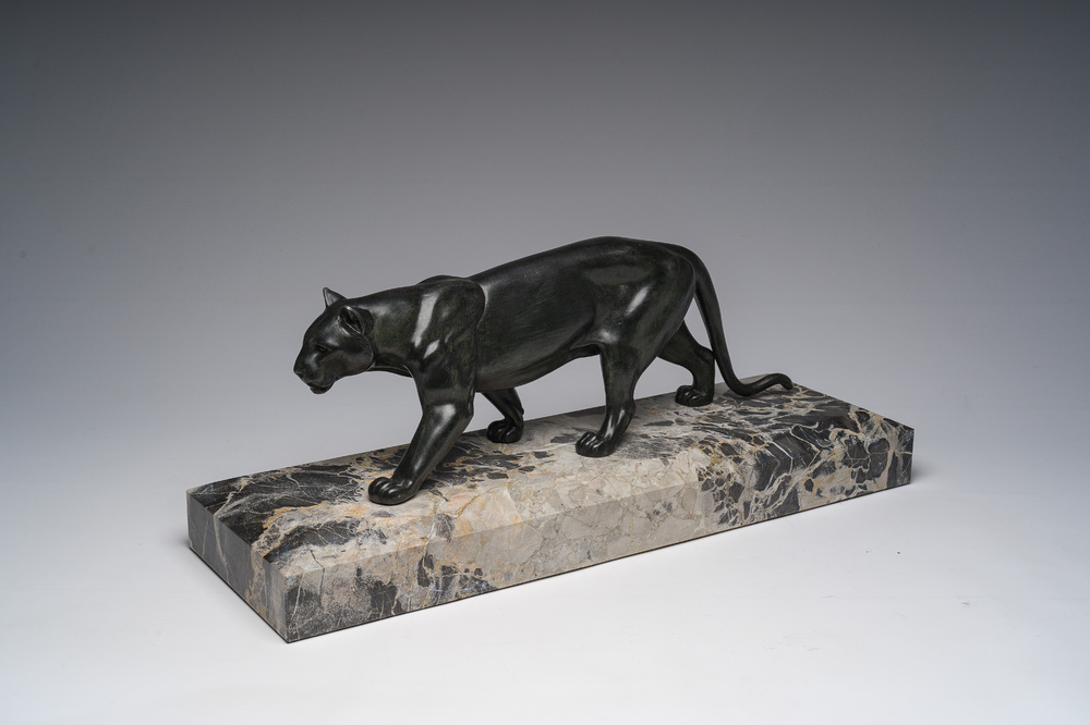 Marcel Leducq (1879-1955) : Sculpture Art D&eacute;co repr&eacute;sentant une panth&egrave;re, zamak patin&eacute; sur un imposant socle en marbre