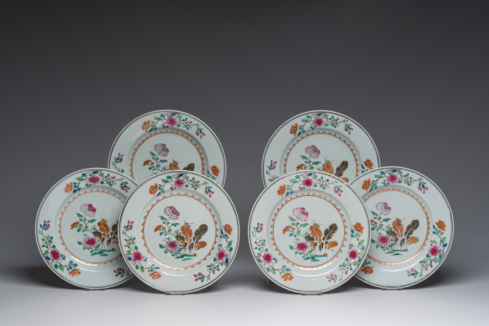 Six assiettes en porcelaine de Chine famille rose &agrave; d&eacute;cor floral, Qianlong