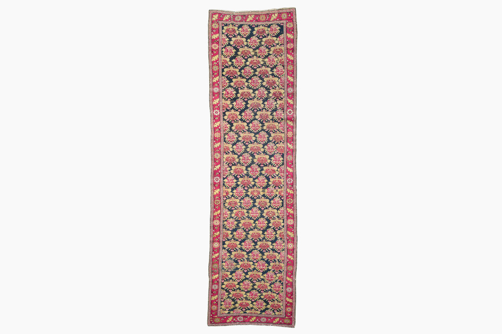 Long tapis oriental &agrave; d&eacute;cor floral, laine sur coton, Azerba&iuml;djan, d&eacute;but du 20&egrave;me si&egrave;cle