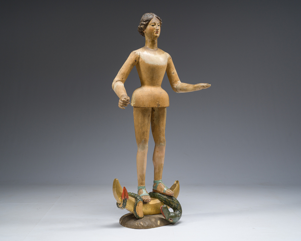Mannequin en bois sculpt&eacute; et polychrome repr&eacute;sentant la Vierge de l'Apocalypse, 19&egrave;me si&egrave;cle