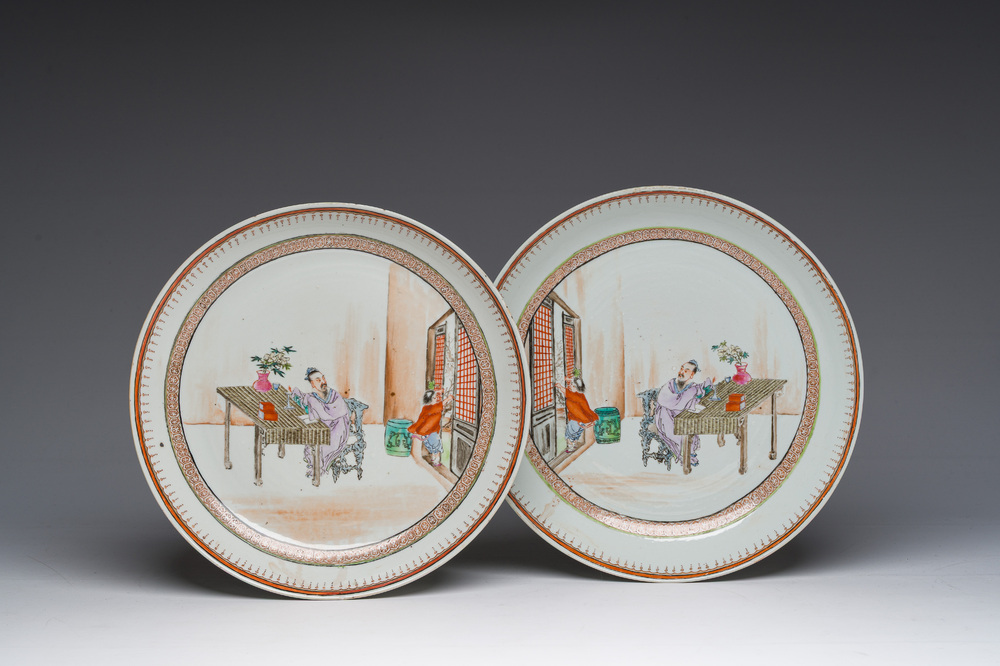 Paire d'assiettes en porcelaine de Chine famille rose &agrave; d&eacute;cor de lettr&eacute; et son serviteur dans un int&eacute;rieur, Qianlong/Jiaqing