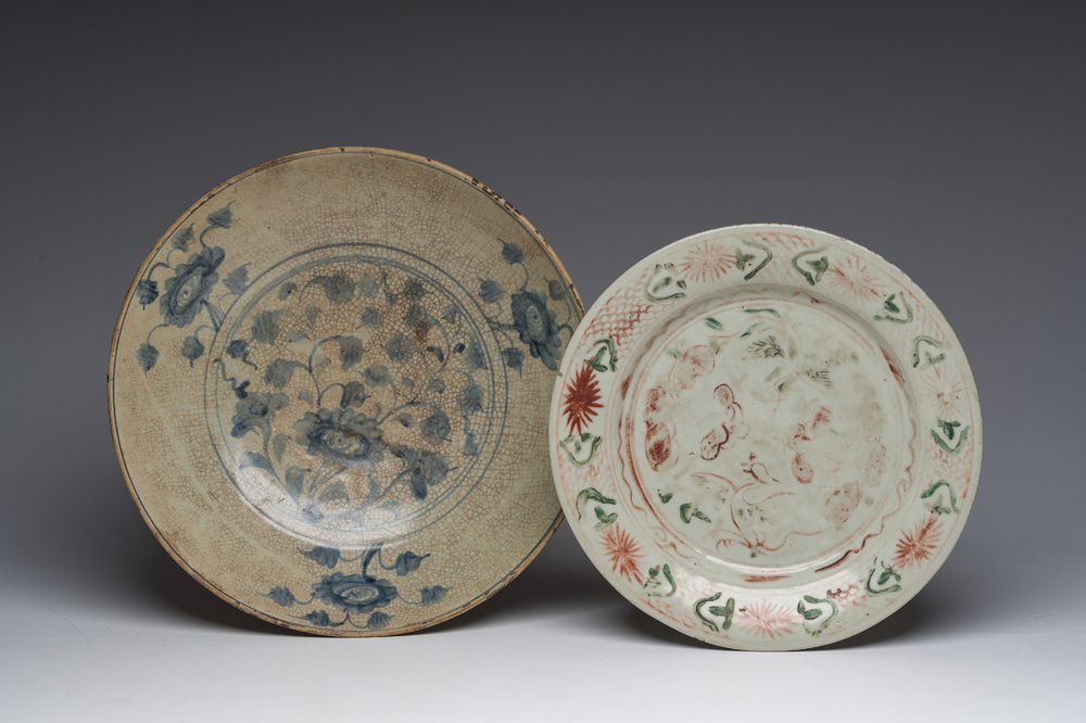 Deux plats en porcelaine de Chine bleu, blanc et polychrome dite 'de Swatow' &agrave; d&eacute;cor floral, Ming