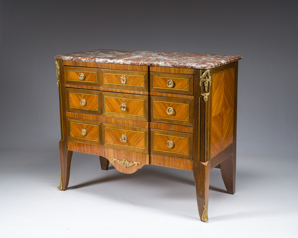 Commode de style Transition en marqueterie et bronze dor&eacute; surmont&eacute;e d'une tablette en marbre rouge, France, 19&egrave;me/20&egrave;me si&egrave;cle