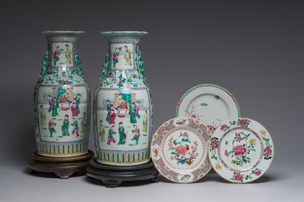 Paire de vases &agrave; d&eacute;cor de sc&egrave;nes de palais et trois assiettes &agrave; d&eacute;cor floral en porcelaine de Chine famille rose, Qianlong et post&eacute;rieur