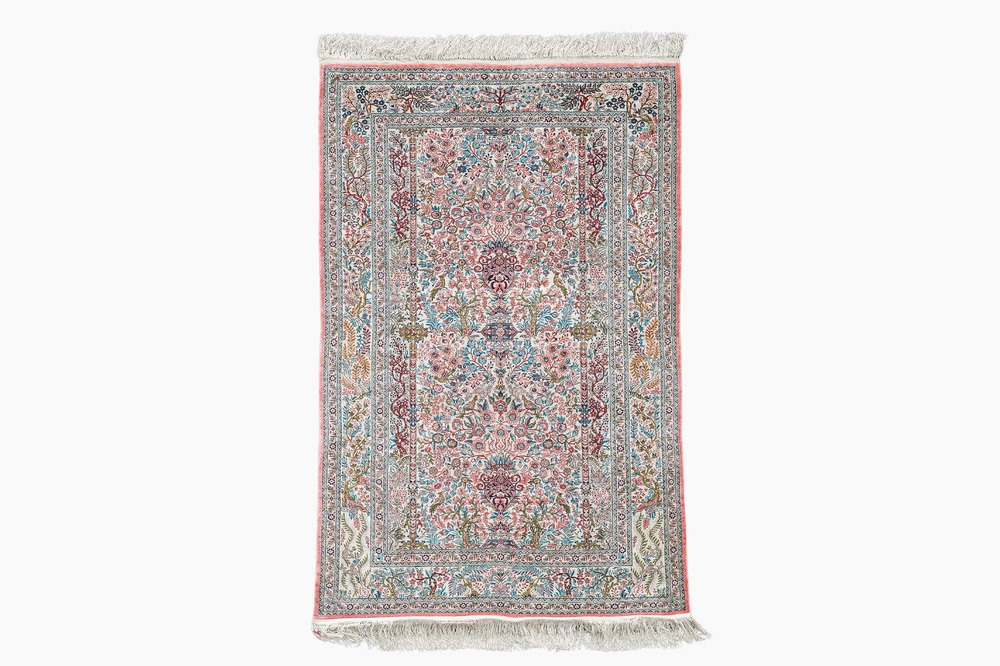 Tapis de style Hereke en soie &agrave; d&eacute;cor d'oiseaux parmi des branches fleuries, Chine, 20&egrave;me si&egrave;cle