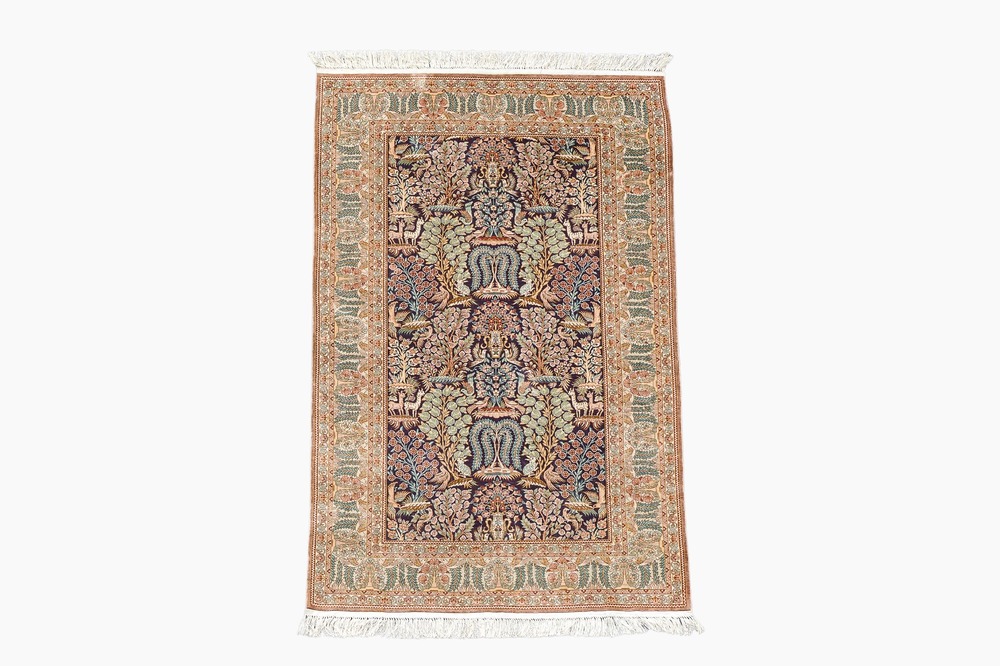 Tapis de style Hereke &agrave; d&eacute;cor floral, soie sur coton, Chine, 20&egrave;me si&egrave;cle