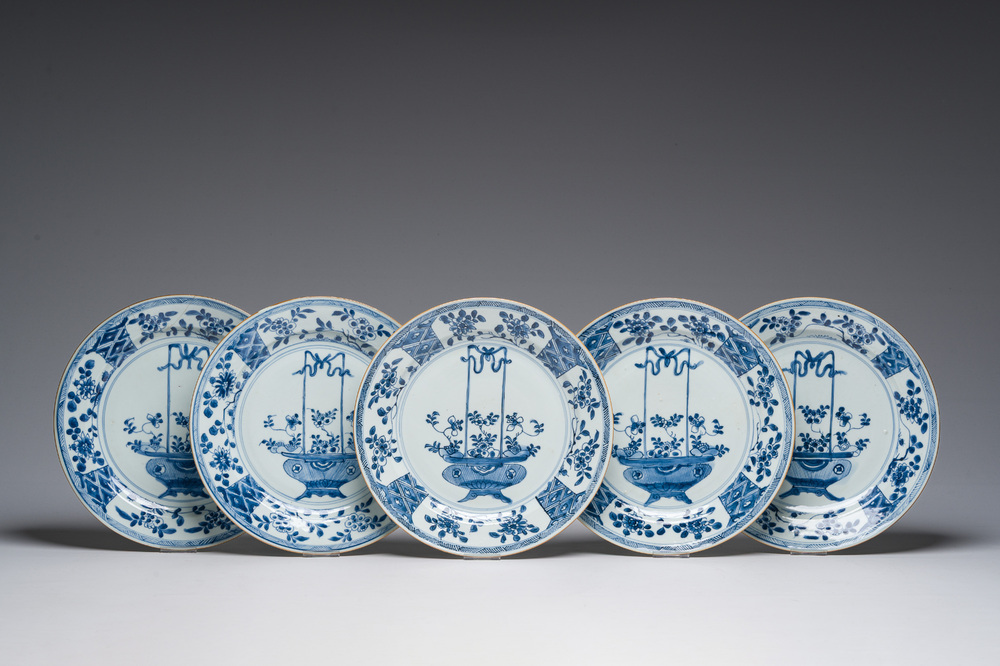 Cinq assiettes en porcelaine de Chine bleu et blanc &agrave; d&eacute;cor de panier de fleurs, Kangxi
