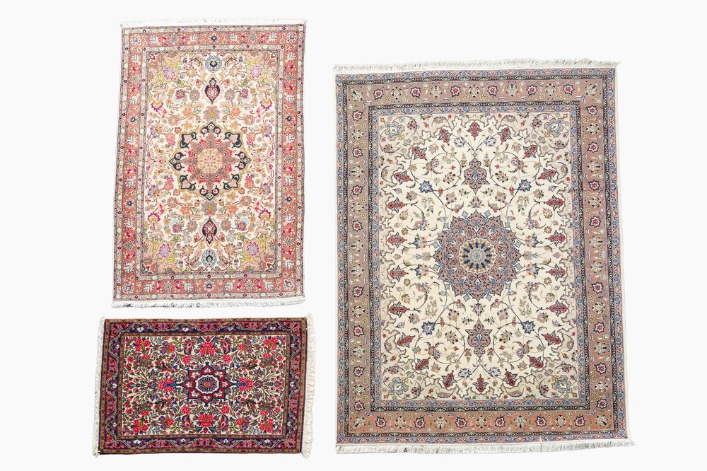 Trois tapis orientaux &agrave; d&eacute;cor floral, Tabriz, Kashan et Saroukh, laine sur coton, 20&egrave;me si&egrave;cle