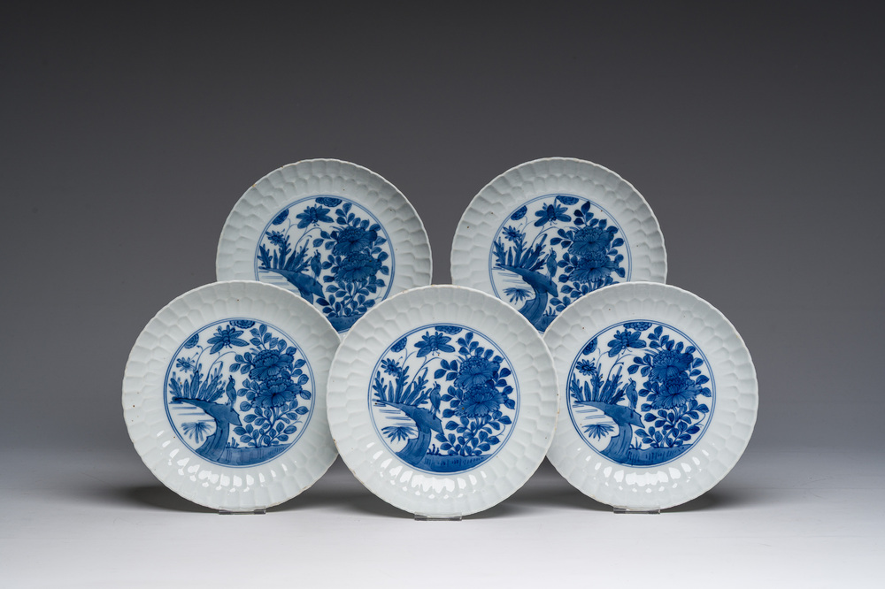 Cinq assiettes en porcelaine de Chine bleu &agrave; blanc &agrave; d&eacute;cor d'oiseau parmi des branches fleuries &agrave; la mani&egrave;re de Wanli, marque de Chenghua, 20&egrave;me s.