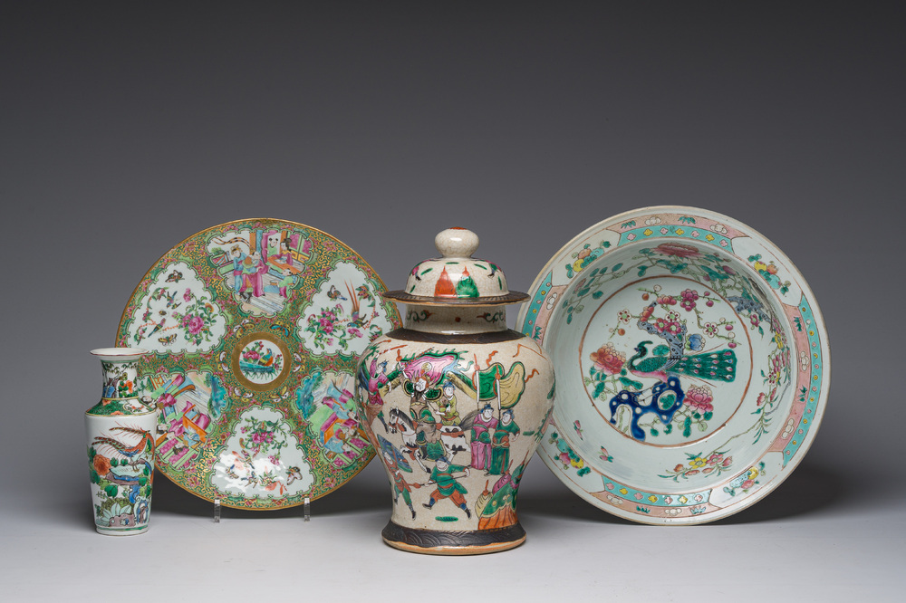 Een gevarieerde collectie Chinees famille rose en verte porselein met geanimeerde sc&egrave;nes en vogels tussen bloesemtakken, 19de/20ste eeuw