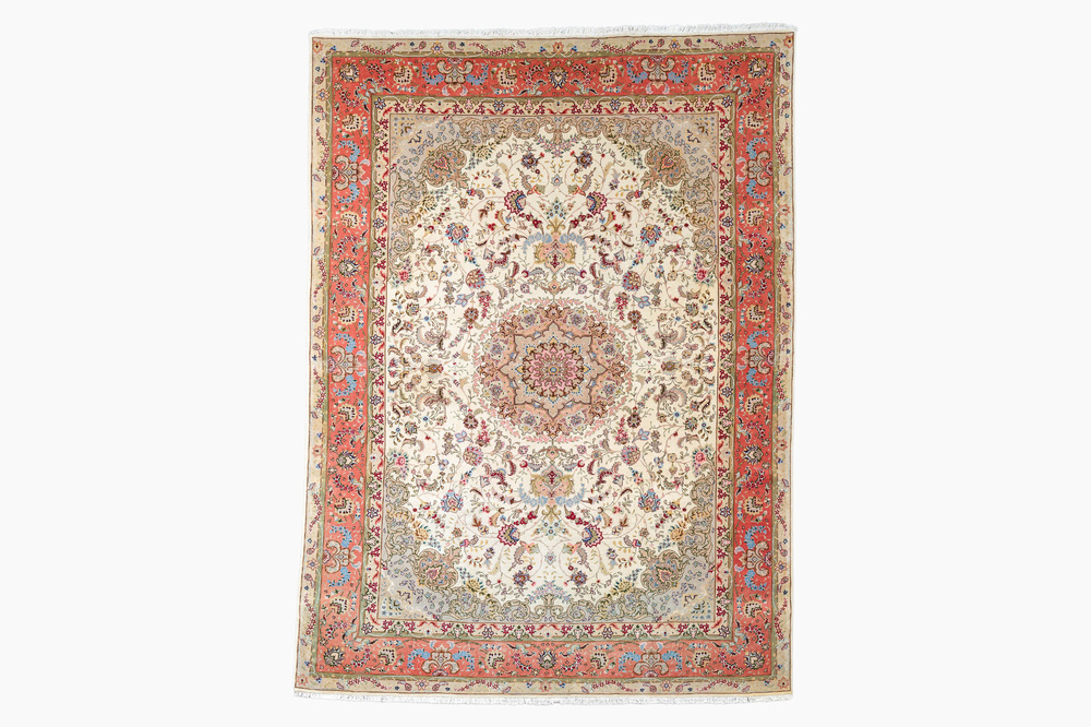 Tapis oriental de type Tabriz &agrave; d&eacute;cor floral, laine, coton et soie, 20&egrave;me si&egrave;cle