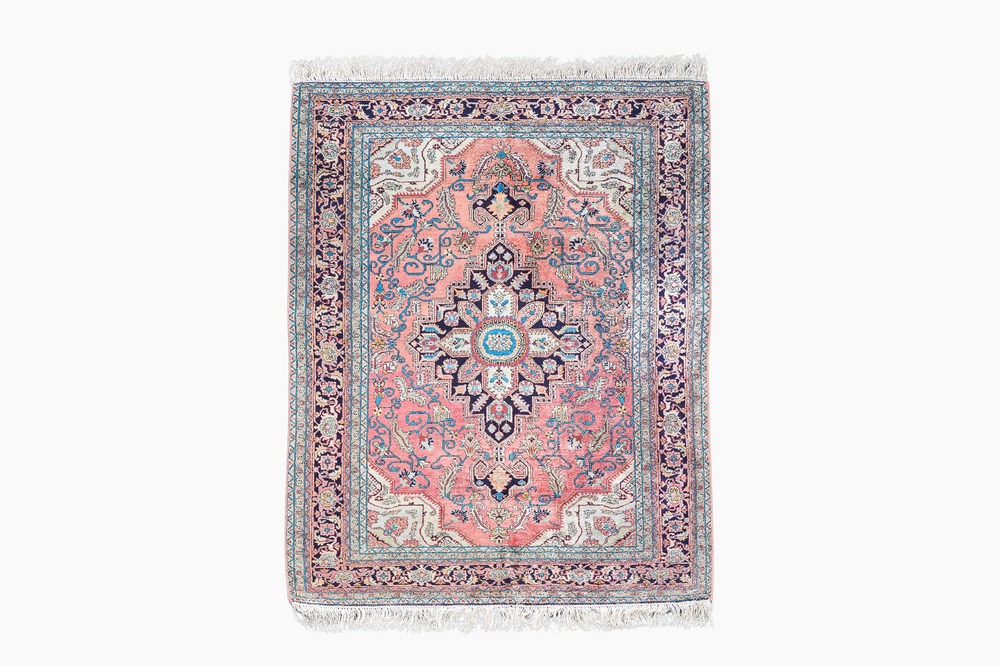Tapis oriental de type Tabriz en soie &agrave; d&eacute;cor Heriz, 20&egrave;me si&egrave;cle