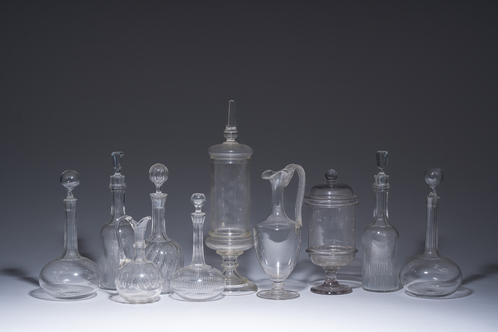 Collection vari&eacute;e de huit carafes et deux bonbonni&egrave;res en verre et cristal, 19&egrave;me/20&egrave;me si&egrave;cle