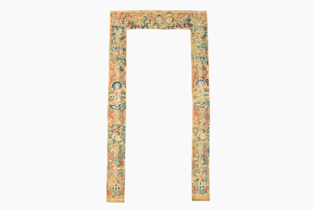 Fragment d'une tapisserie murale &agrave; d&eacute;cor floral, de fruits et de mascarons, Flandres, 17&egrave;me si&egrave;cle