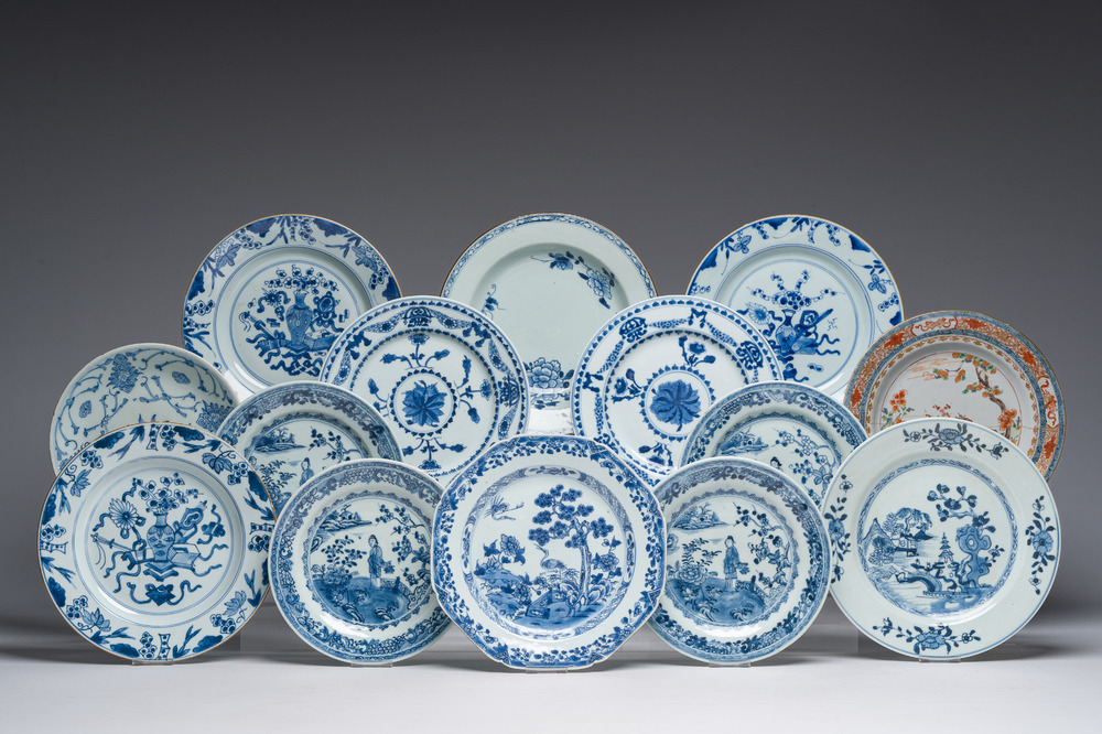 Quatorze assiettes en porcelaine de Chine bleu, blanc et vert-Imari &agrave; d&eacute;cors vari&eacute;s, Kangxi et post&eacute;rieur