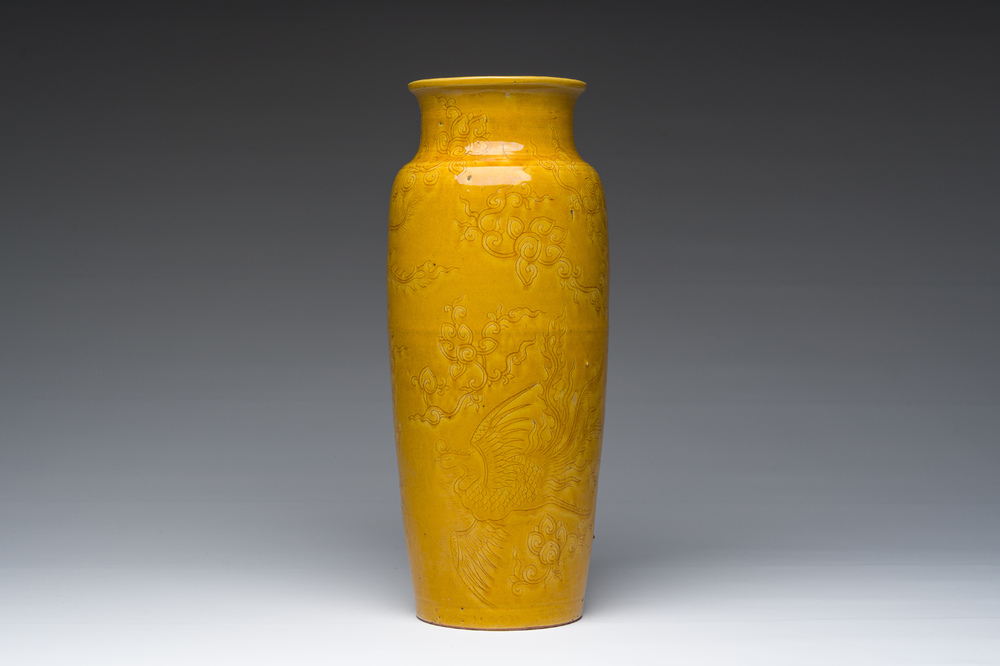 Vase de forme rouleau en porcelaine de Chine monochrome jaune &agrave; d&eacute;cor incis&eacute; de ph&eacute;nix, 19&egrave;me si&egrave;cle