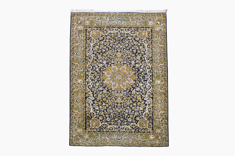 Tapis oriental en soie de type Qom (Qum/Ghom) &agrave; d&eacute;cor floral, 20&egrave;me si&egrave;cle