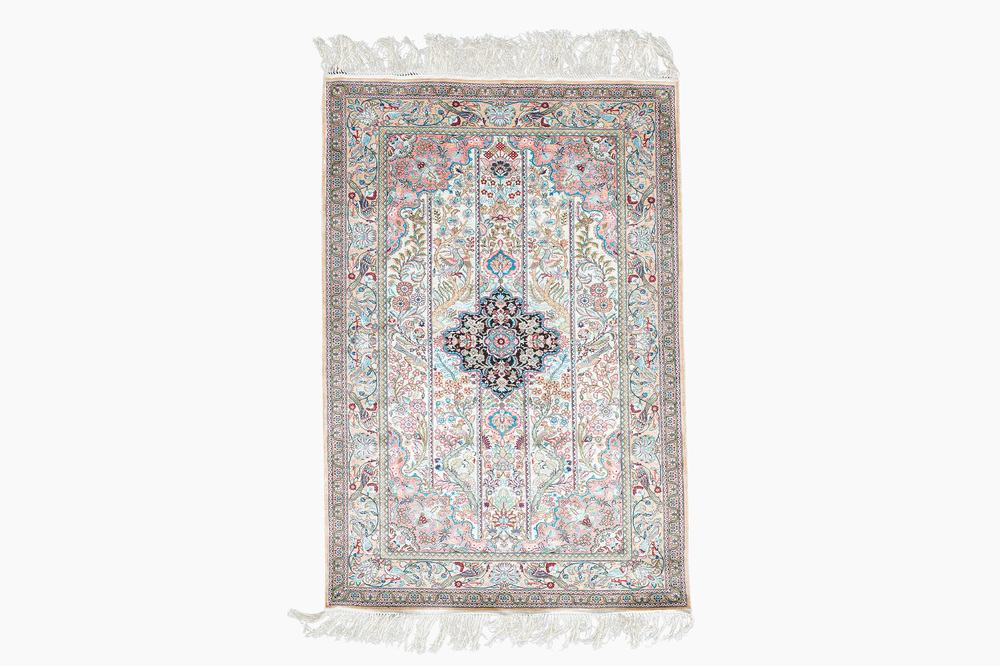 Tapis de style Hereke en soie &agrave; d&eacute;cor floral et d'oiseaux, Chine, 20&egrave;me si&egrave;cle