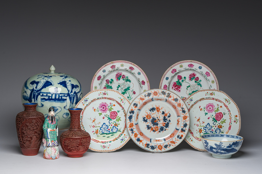 Collection vari&eacute;e en porcelaine de Chine bleu, blanc, famille rose et de style Imari et deux vases en laque rouge, Qianlong et post&eacute;rieur