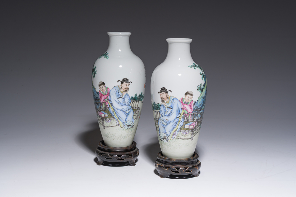 Paire de vases en porcelaine de Chine famille rose &agrave; d&eacute;cor de ma&icirc;tre et de son serviteur dans un paysage avec un coq, marque Qianlong, R&eacute;p., 20&egrave;me s.