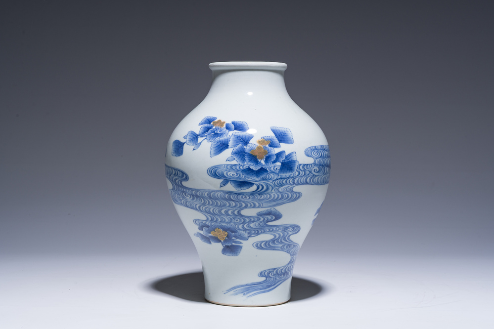 Vase en porcelaine du Japon bleu, blanc, rouge de cuivre et or &agrave; d&eacute;cor floral, marque &agrave; quatre caract&egrave;res, 20&egrave;me si&egrave;cle