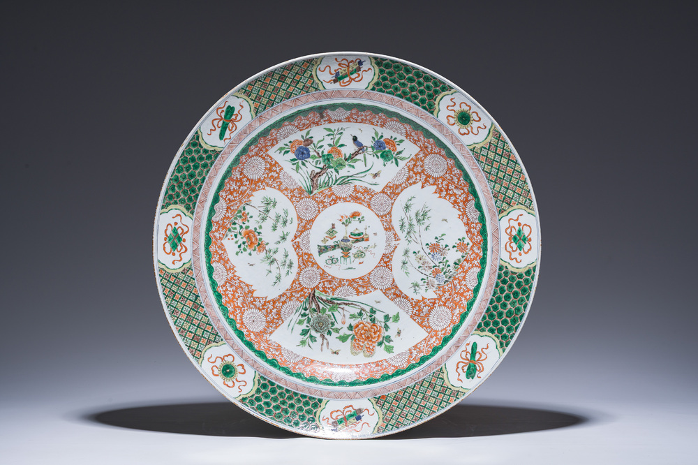 Grand plat en porcelaine famille verte de Samson &agrave; d&eacute;cor floral et d'antiquit&eacute;s, France, Paris, 19&egrave;me si&egrave;cle