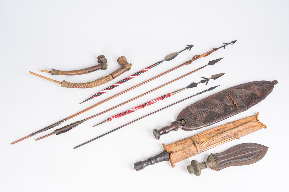 Collection vari&eacute;e de couteaux, pipes et fl&egrave;ches, Kuba, Congo, principalement milieu du 20&egrave;me si&egrave;cle