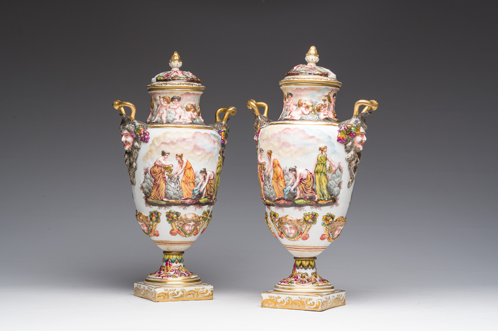Paire de vases couverts en porcelaine polychrome et dor&eacute;e de Capodimonte &agrave; d&eacute;cor en relief apr&egrave;s les antiques, Italie, fin du 19&egrave;me si&egrave;cle