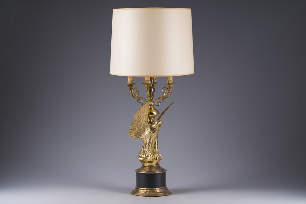 Lampe de style Hollywood Regency figurant un aigle dor&eacute;, Deknudt, Courtrai, troisi&egrave;me quart du 20&egrave;me si&egrave;cle