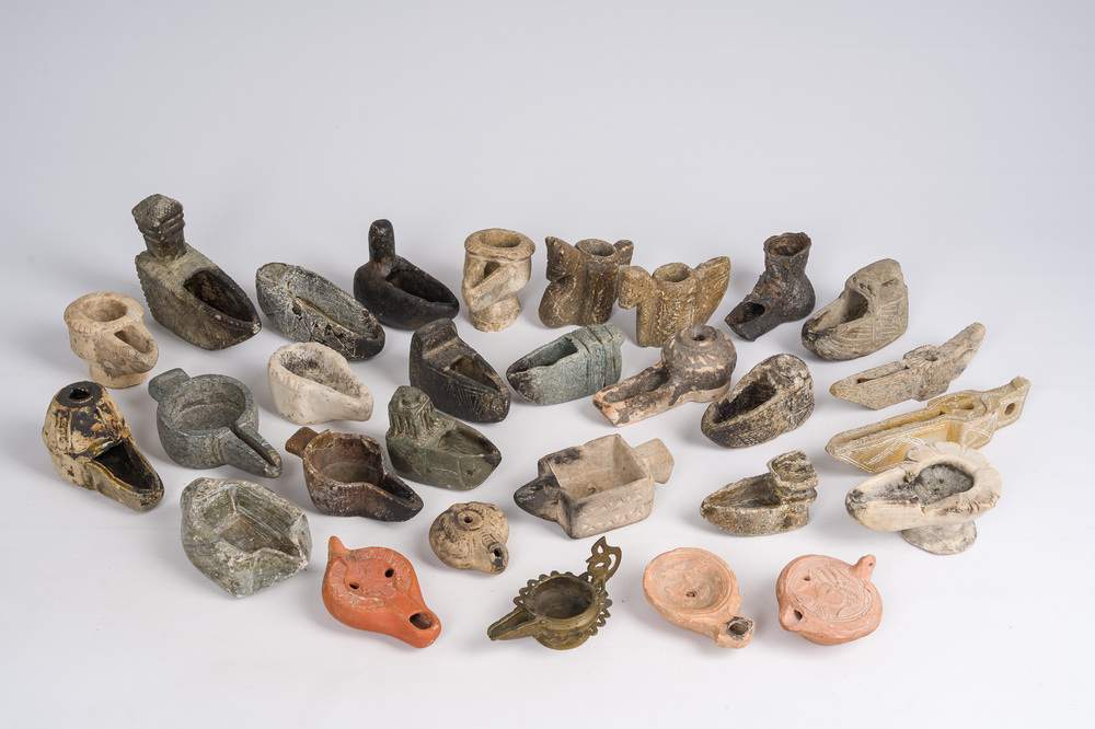 Collection vari&eacute;e de lampes &agrave; huile en terre cuite, bronze, marbre et d'autres pierres, probablement 3&egrave;me/2&egrave;me si&egrave;cle av. J.-C. et post&eacute;rieur