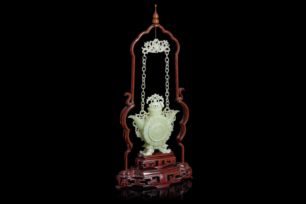 Br&ucirc;le-parfum en jade sur socle en bois, Chine, R&eacute;publique, 20&egrave;me si&egrave;cle