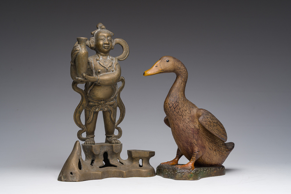 Sculpture en bronze d'un gardien de temple et un canard en porcelaine de style Yixing, Chine, 19&egrave;me/20&egrave;me si&egrave;cle