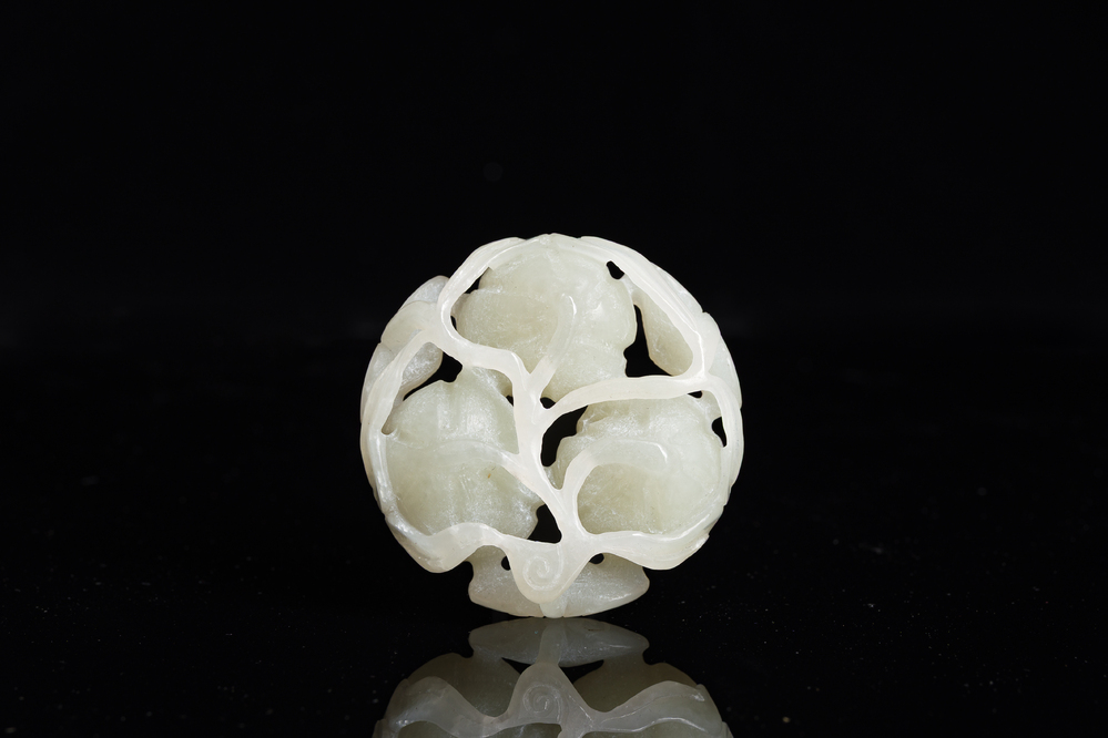 Sculpture ajour&eacute;e en forme de fleur de lotus en jade, Chine, 19&egrave;me/20&egrave;me si&egrave;cle