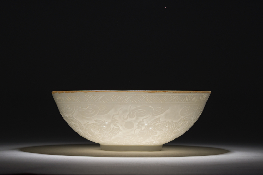 Bol en porcelaine blanc de Chine coquille d'oeuf &agrave; d&eacute;cor incis&eacute; de dragons, marque &agrave; six caract&egrave;res, 20&egrave;me si&egrave;cle